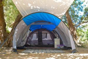 tenda in un campo con alberi sullo sfondo di Camping Mithimna a Kíssamos