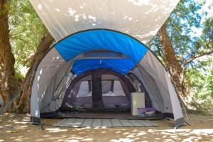 namiot w polu z drzewami w tle w obiekcie Camping Mithimna w mieście Kisamos