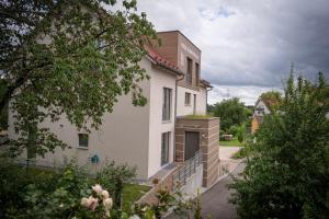 una casa blanca de color marrón en Sonnenhalde Landgasthof Bieg, en Neuler