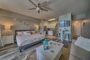 um quarto com uma cama e uma sala de estar em Deluxe Beachfront Studio, Shores of Panama New and Renovated em Panama City Beach