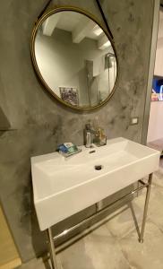 une salle de bain avec un lavabo blanc et un miroir dans l'établissement CIVICO475 House Chioggia, à Chioggia