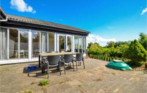 Κήπος έξω από το Beautiful Home In Allingåbro With Wifi