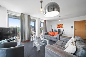 レディングにあるKennet House Superior Serviced Apartment by Ferndaleのリビングルーム(ソファ、テレビ付)