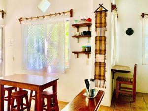 安赫爾港的住宿－Casa Il Tucano，一间带木桌和椅子的用餐室
