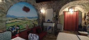 1 dormitorio con una pintura en la pared en La Bomboniera di Hanac, en Pietrelcina