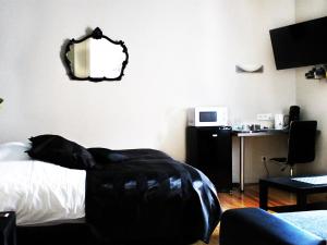 ランスにあるVilla Louvre Lensのベッドルーム1室(ベッド1台、壁掛け鏡付)