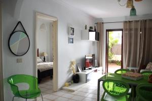 salon z zielonym stołem i krzesłami w obiekcie Balcon del Mar en la Costa w mieście Costa Del Silencio +35 zdjęć
