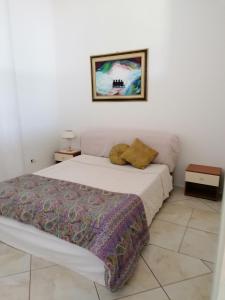 - une chambre avec un lit et une photo sur le mur dans l'établissement Casa fatone, à Cerignola