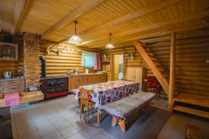 cocina con mesa y fogones en una habitación en Chata Hlboké, en Bojnice