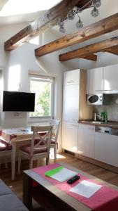 een keuken met een tafel en een eetkamer bij Haus Amelie in Bad Salzungen