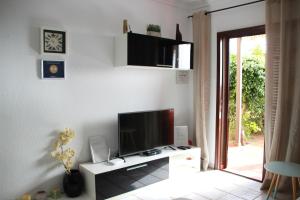 Telewizja i/lub zestaw kina domowego w obiekcie Balcon del Mar en la Costa