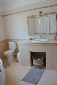 斯基亚索斯镇Skiathos Town House的一间带壁炉、水槽和卫生间的浴室