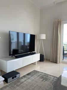 TV a/nebo společenská místnost v ubytování LUXURY 3 BEDROOM HOUSE AT LA QUINTA GOLF COURSE OCEAN and MOUNTAIN VIEW