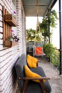 - une terrasse couverte avec une balançoire et un canapé dans l'établissement Apartment Sunrise, à Sighnaghi