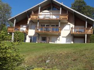 un edificio con balcones en un lateral en Les Adrets en Gérardmer