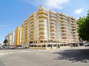 duży budynek mieszkalny na poboczu ulicy w obiekcie SALINAS CENTRO - PLAYA DE GANDIA w mieście Playa de Gandia