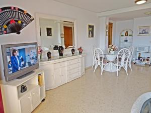 Telewizja i/lub zestaw kina domowego w obiekcie SALINAS CENTRO - PLAYA DE GANDIA
