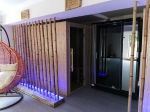 バイレ・ヘルクラネにあるPensiunea JOJO Imperial Resort&Spaのガラスドア付きのバルコニーが備わる客室です。
