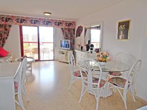 Telewizja i/lub zestaw kina domowego w obiekcie SALINAS CENTRO - PLAYA DE GANDIA