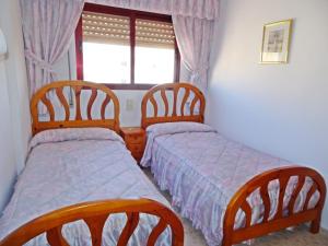 Łóżko lub łóżka w pokoju w obiekcie SALINAS CENTRO - PLAYA DE GANDIA