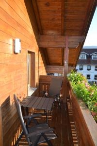 een patio met een tafel en stoelen op een balkon bij Hans Girgl Hof in Langdorf