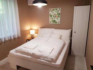 Postel nebo postele na pokoji v ubytování Rigó Apartman