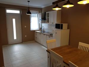 Kuchyň nebo kuchyňský kout v ubytování Rigó Apartman