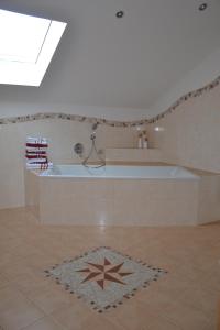 Langdorf的住宿－Hans Girgl Hof，一间带浴缸的浴室,地板上有一星星星