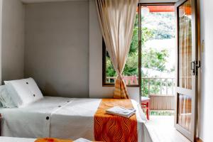 um quarto com uma cama e uma porta de vidro deslizante em Hotel Emperador em Barbosa