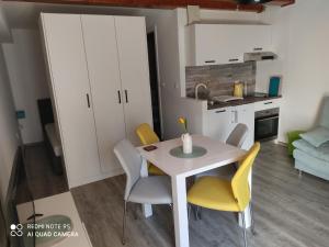 Kuchyň nebo kuchyňský kout v ubytování FINA M Studio Apartman
