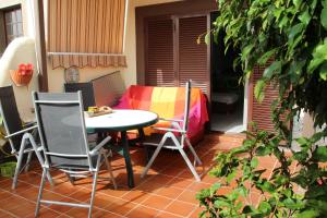 Patio lub wspólna przestrzeń na świeżym powietrzu w obiekcie Balcon del Mar en la Costa