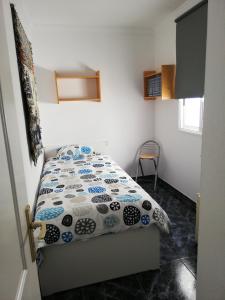 1 dormitorio con cama con edredón en Sun and Sea House 3 Rooms & Wifi, en Arinaga
