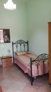 ein Schlafzimmer mit einem schwarzen Bett und einem Nachttisch in der Unterkunft B&B MonteMare in Tortora