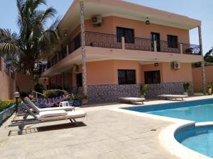 um resort com piscina e um edifício em Villa Louly em Sali Nianiaral