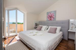 Un pat sau paturi într-o cameră la Apartments Medanić - Private Pool