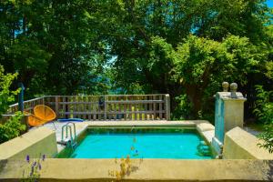 una piscina en un patio con una valla en La Bastide Du Claus - Vitaverde, en Cruis