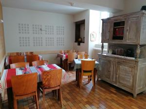 ห้องอาหารหรือที่รับประทานอาหารของ Hotel des Remparts