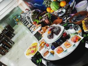 una mesa con varios platos de comida. en Kethumathee Hotel & Banquet, en Ratnapura