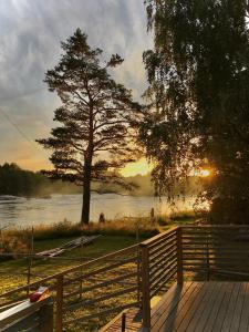 Huvila – auringonlasku tai auringonnousu majoituspaikasta nähtynä