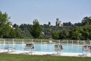 una piscina con sillas y una valla en Agriturismo Gian Galeazzo Visconti, en Valeggio sul Mincio