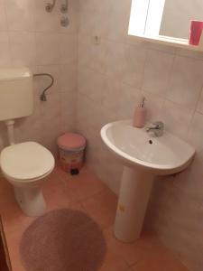 Koupelna v ubytování Apartmani Meri