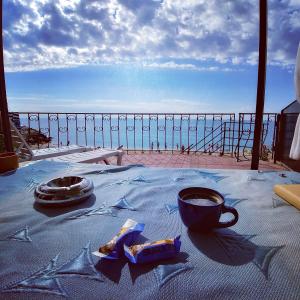 una mesa con una taza de café y vistas al océano en Котеджі на приватному пляжу - Совіньон 2024 en Odesa