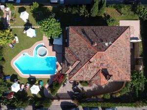 una vista aérea de una casa con piscina en B&B Villa Giulia, en Desenzano del Garda