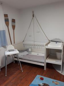 ein Schlafzimmer mit einem Bett mit einem Netz in der Unterkunft Zum Scheunenhof - Bauernhaus in Ichenhausen