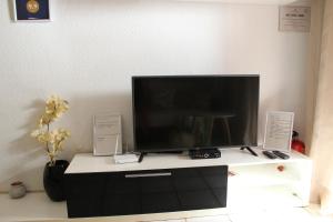 Telewizja i/lub zestaw kina domowego w obiekcie Balcon del Mar en la Costa