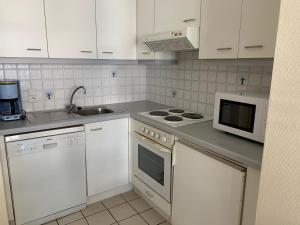 
A kitchen or kitchenette at Koksijde Zeelaan Appartement A4
