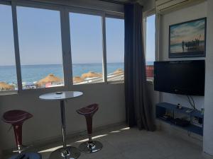 Televízia a/alebo spoločenská miestnosť v ubytovaní Playa Torecilla Beachfront