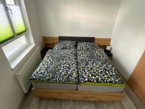 ein kleines Bett in einem kleinen Zimmer mit in der Unterkunft Ferienwohnung 90m² 2-6 Personen in Waidhofen an der Thaya