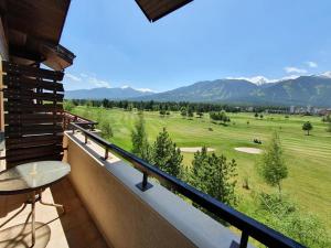einen Balkon mit Blick auf einen Golfplatz in der Unterkunft Sunny duplex with spectacular view in Terra Complex in Raslog
