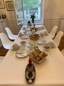 サラン・ド・ジローにあるUn Nid en Camargueの長テーブル(白い椅子付)